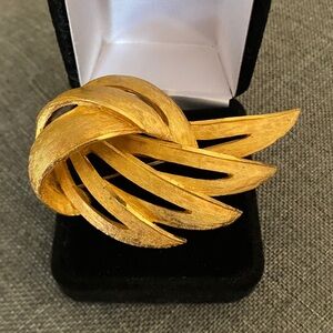 Vintage Coro Gold Tone Florentine Ribbon Leaf Brooch Signed Mid Century
